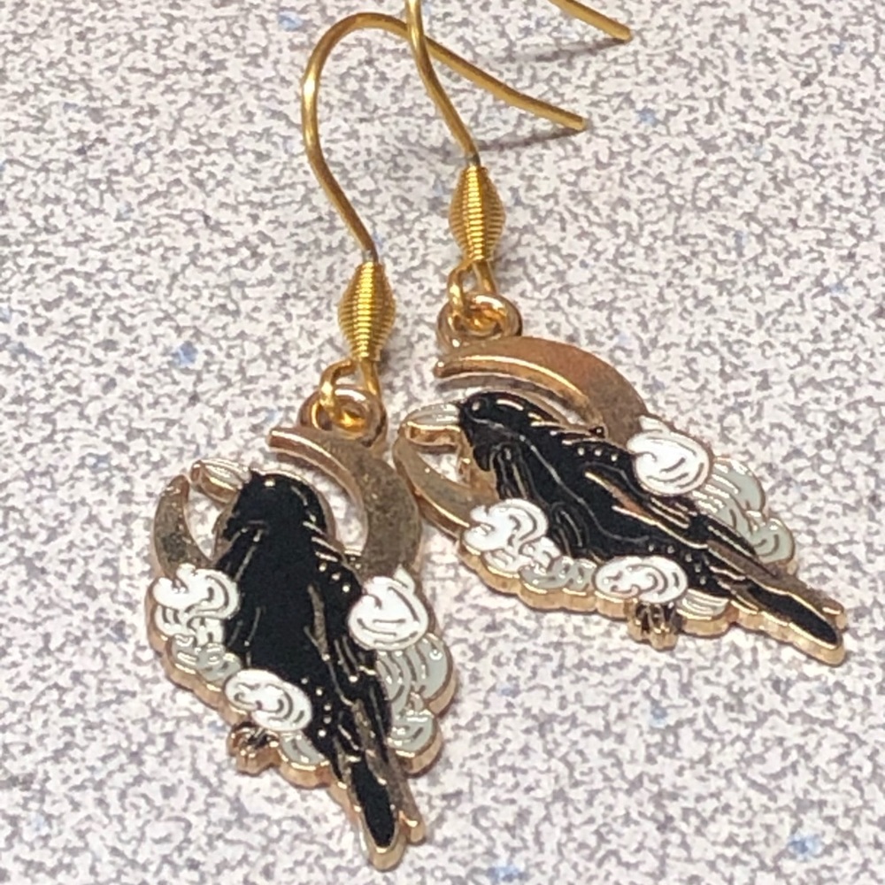 2/22 🐈‍⬛☠️Goth black crow/raven with skull and moon earrings-gold, Halloween …